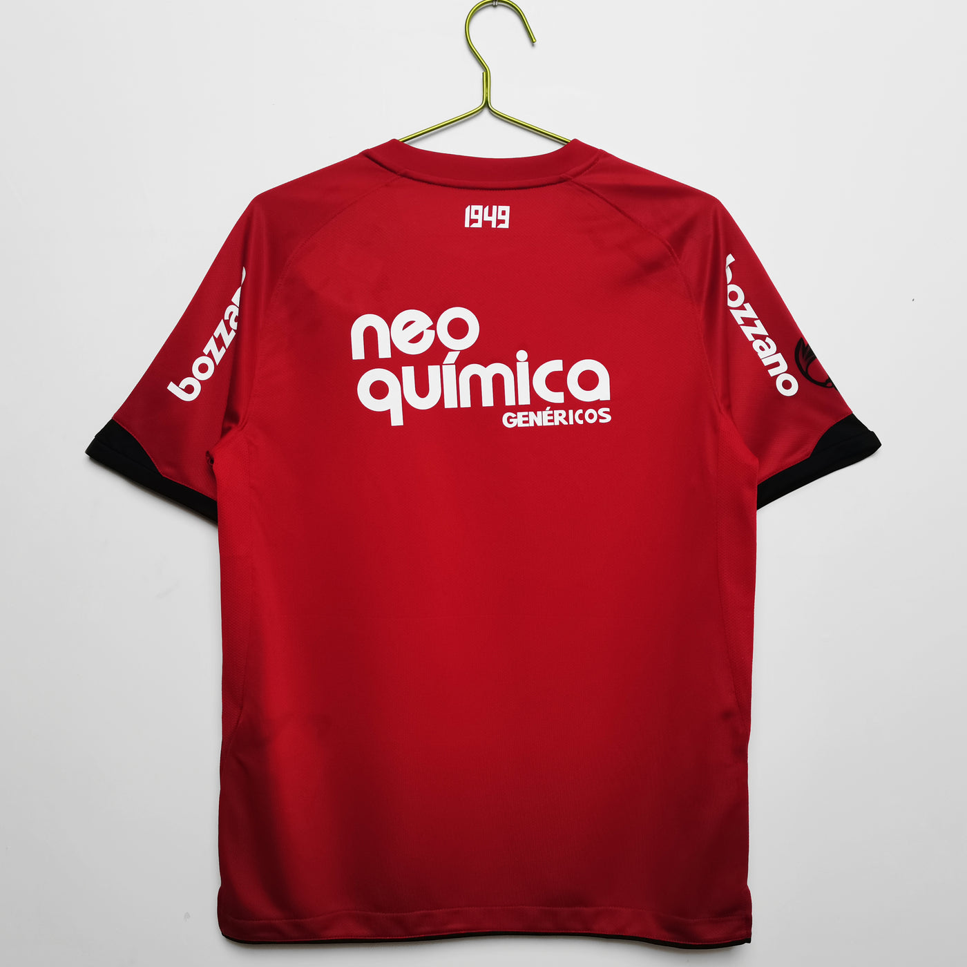 a red t - shirt with the words neo quimica printed on it